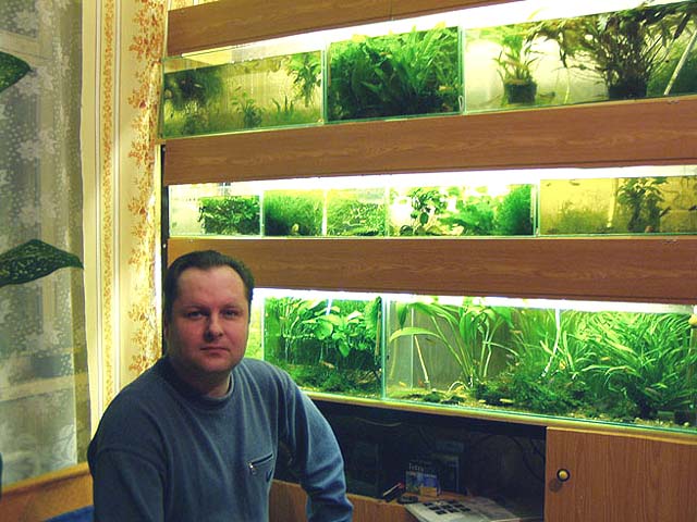 Сергей, на фоне - его хозяйство, 2002г